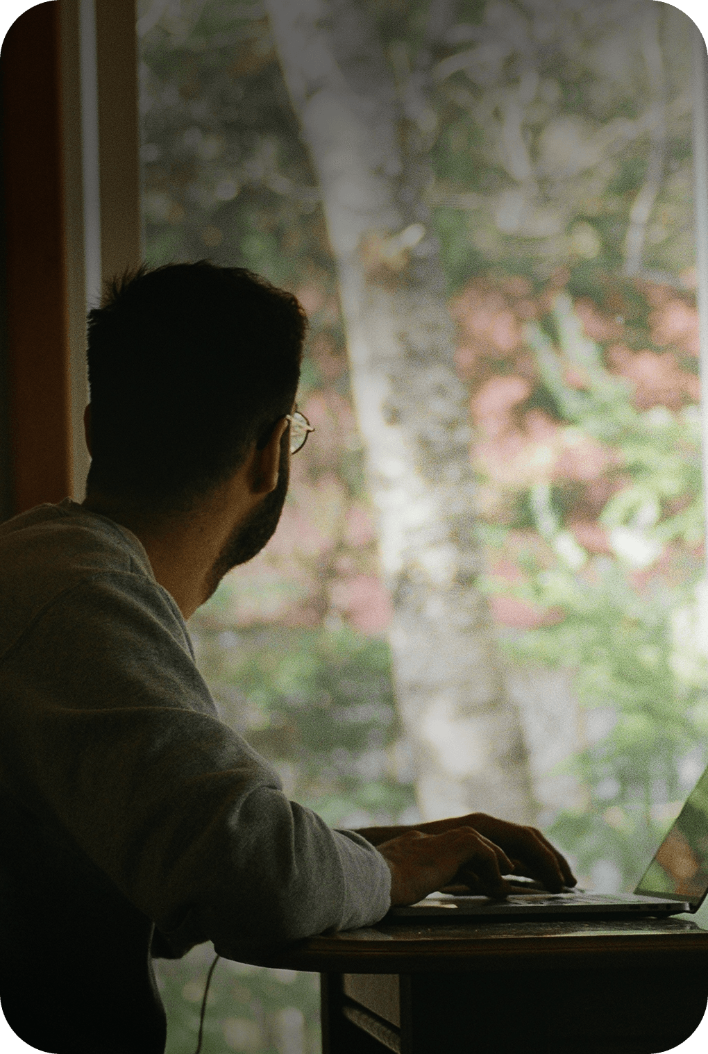 Mann schaut aus dem Fenster