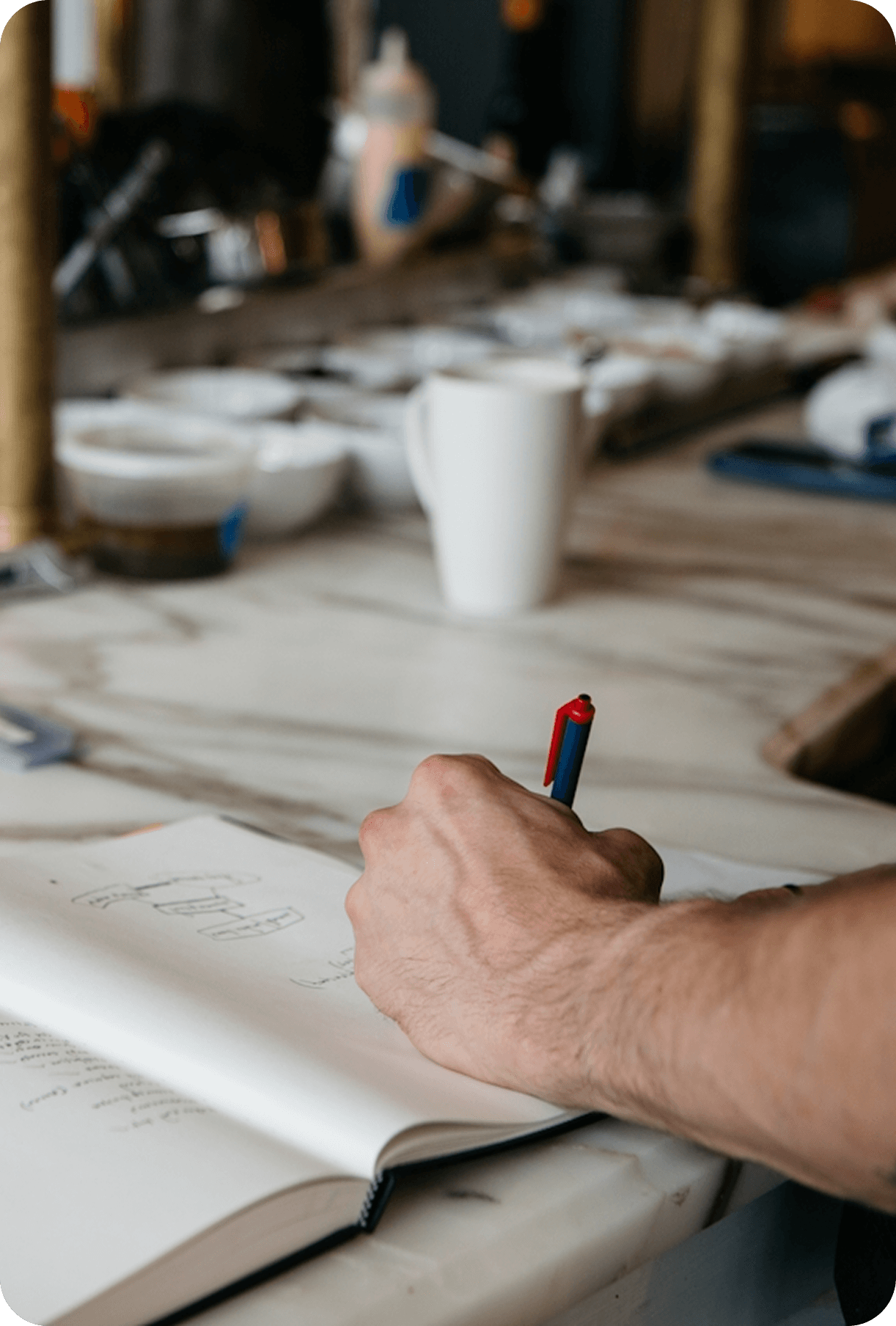 Hand schreibt im Buch
