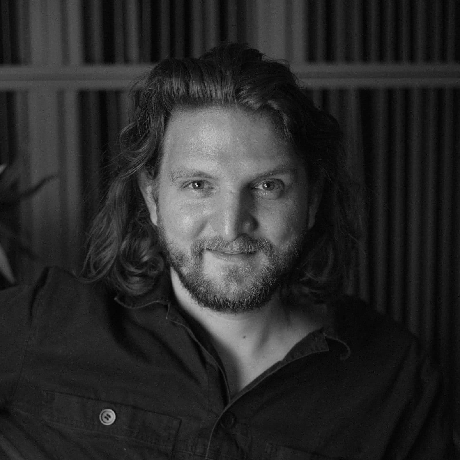 Samuel Harfst mit Gitarre im Studio